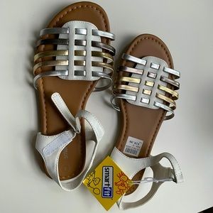 Beautiful brand new sandals of size 4